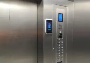 广东一男童电梯内乱摸手被卷入门缝，遇到这种事情的时候该如何急救？