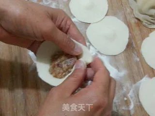 如何捏出漂亮的包子褶------仅供参考