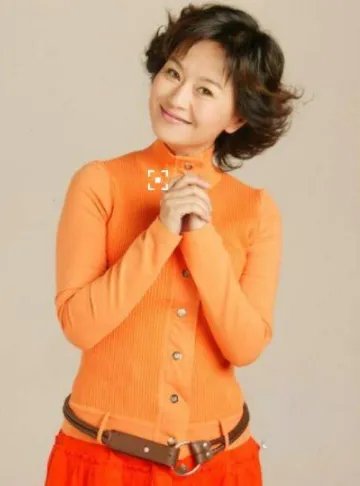 56岁鞠萍姐姐与同事吃饭近况放出，现在的鞠萍姐姐和年轻时期有什么不同？