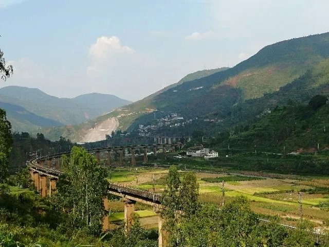 为什么每一列火车经过成昆铁路的时候，都会鸣笛30秒？