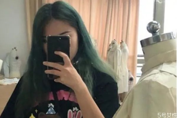 蓝黑色掉色后是什么颜色 蓝黑色头发褪色后图片