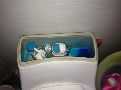 马桶水箱的水位怎么调