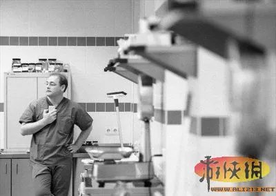 实拍法医解剖室解剖尸体的真实场面 恐怖震撼