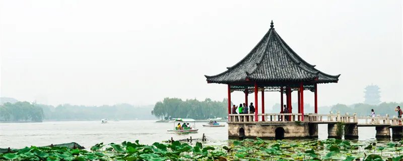 四面荷花三面柳一城山色半城湖全诗