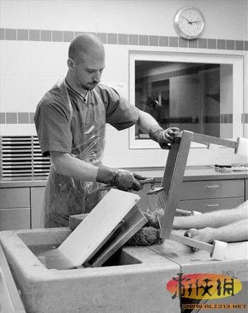 实拍法医解剖室解剖尸体的真实场面 恐怖震撼