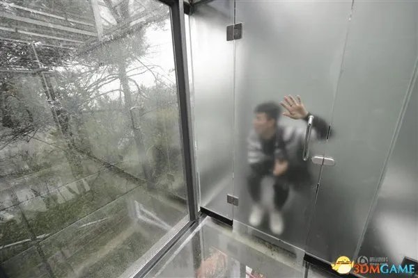 国内首个男、女全透明公厕开放：这画面十分酸爽