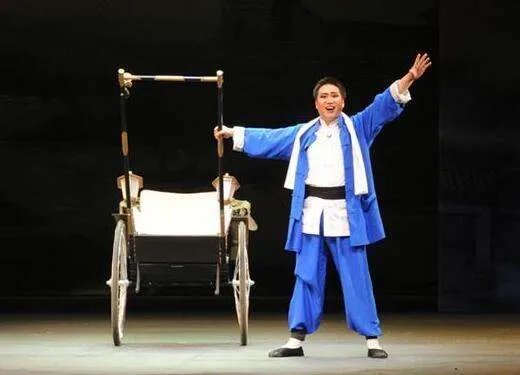 《骆驼祥子》中二强子的性格特点是什么？