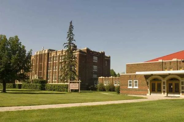 公办高中没考上，被一所民办高中录取，学费一万六，能不能上？