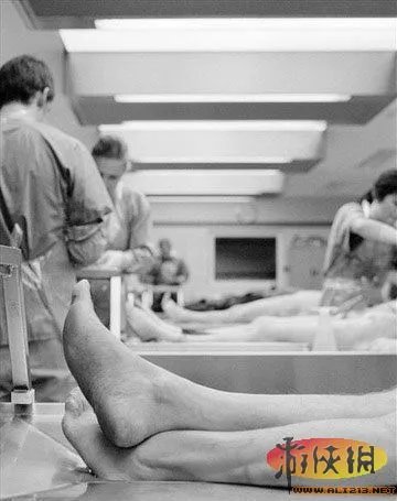 实拍法医解剖室解剖尸体的真实场面 恐怖震撼