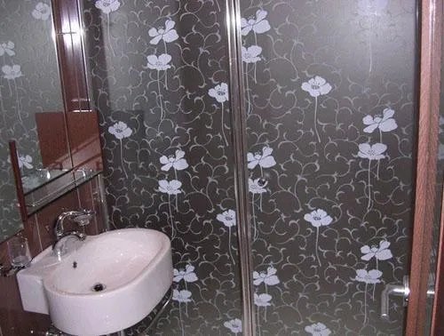 粘在玻璃上的贴纸怎么去掉