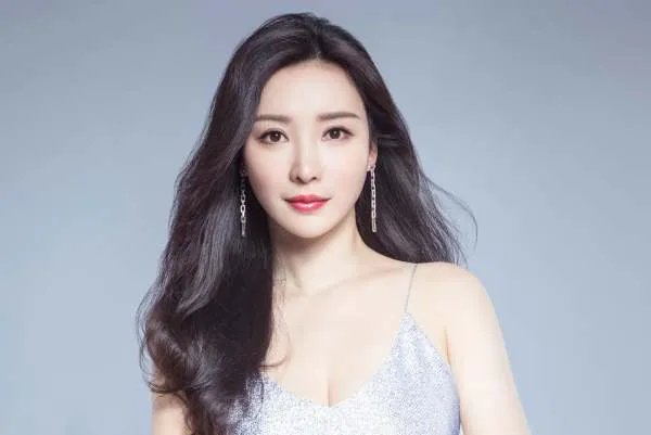 柳岩最近怎么样，感觉被封杀了，是不是受伴娘事件的影响？