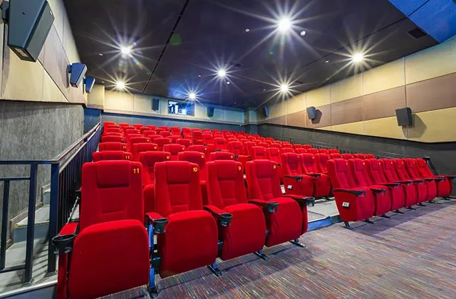 电影院坐第几排最好 电影院必须按照位置坐吗