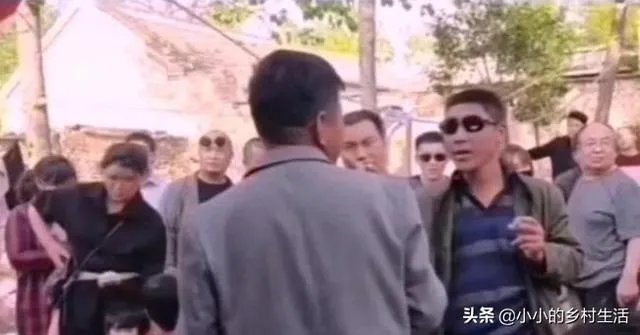 大衣哥家门被踹、村民借钱不还，他为什么还不离开农村？