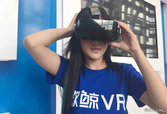 微鲸发布首款VR一体机!独享《中国新歌声》VR视频