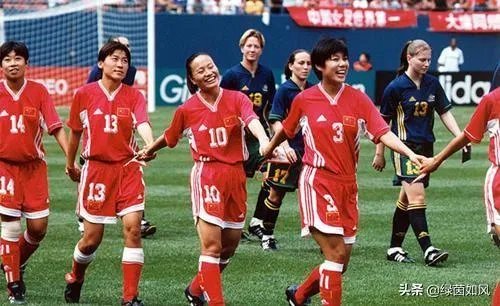 支付宝赞助中国女足发布会上，站在女足队员中间的蓝衣女士是谁？为什么可以站在C位？