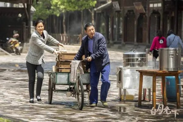 电影《白月光下》中，郭铁城、潘雨辰主演什么角色？