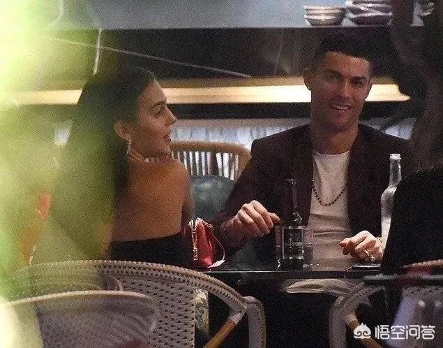 C罗花2.7万镑点两瓶红酒请女友吃饭，有人猜测其好事将近，求婚已成功，对此你怎么看？