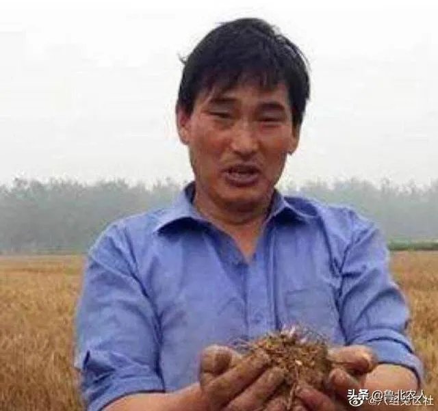 大衣哥家门被踹、村民借钱不还，他为什么还不离开农村？