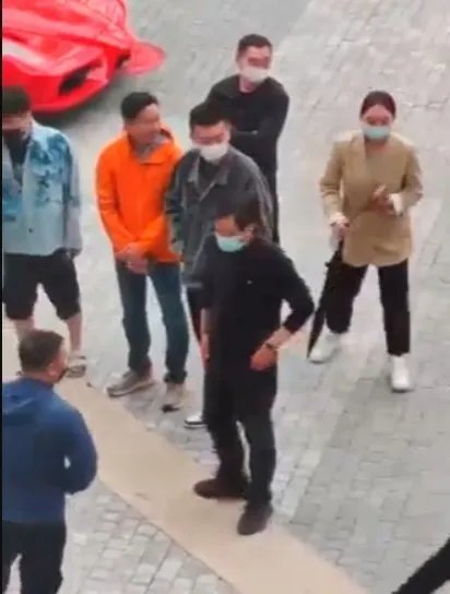 小米科技园惊现多辆千万级超跑 雷军亲自围观