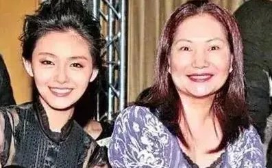 徐妈妈流泪谈女儿离婚原因，大S因汪小菲的爷们脾气过得很辛苦，你怎么看？