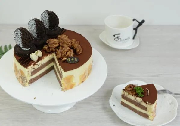 人切蛋糕时怎么做可以使切口平整且不粘