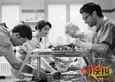 实拍法医解剖室解剖尸体的真实场面 恐怖震撼