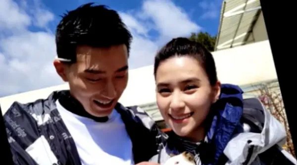 何超莲晒和窦骁出游照，两人是如何相识的？