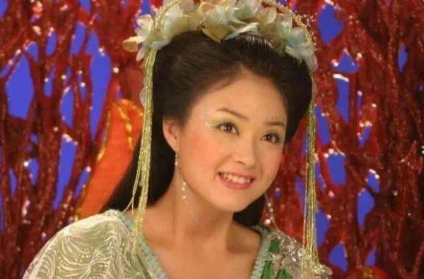 在《欢天喜地七仙女》中，鱼日喜欢的是红儿还是绿儿？