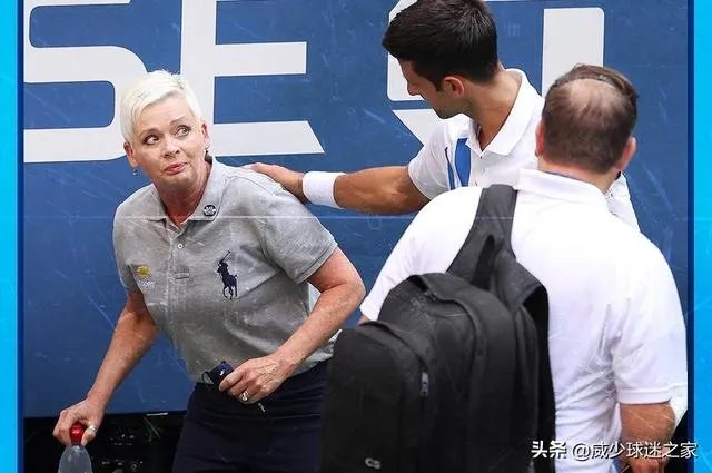 明明是无意击中底线女线审，裁判直接将德约科维奇美网资格取消，这个处罚符合规则么？