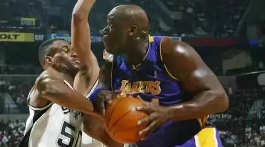 当年奥尼尔被巴特尔单手拽倒在地,两个人为什么没有起冲突?