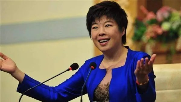 被轰下台的于丹，在跌落神坛后过得咋样了？