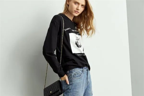 黑色卫衣配什么裤子好看 黑色卫衣搭配裤子图片