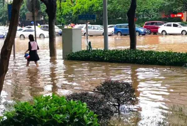 郑州小卖部大爷为居民免费供电