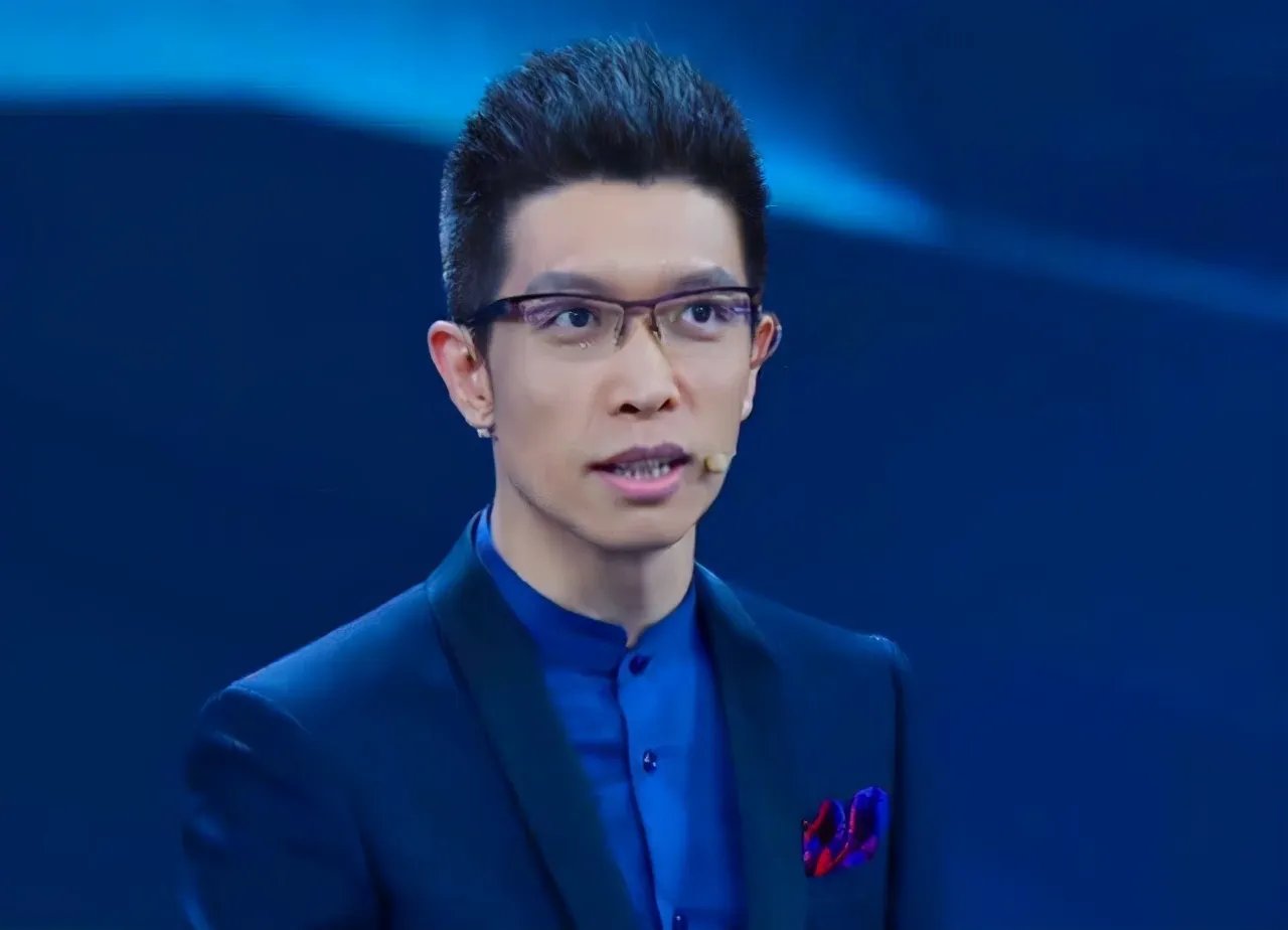 手语老师周晔，直播25年“不说话”，一开口想给朱广权一巴掌，为什么？