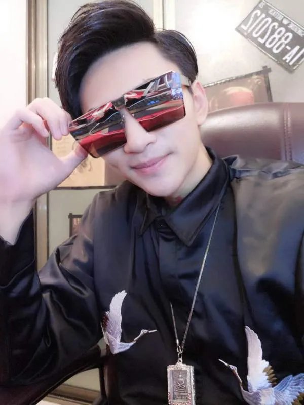 我想知道一首歌里面有个词是，皮皮虾我们走带你去找男朋友，很搞笑的是皮皮虾的，这首歌叫什么。