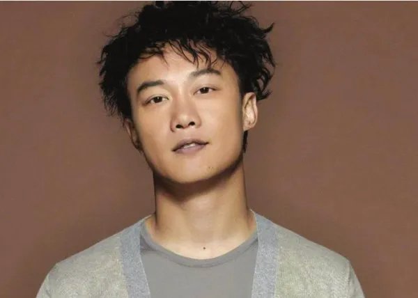 对于陈奕迅称很久没有收入了一事，你怎么看？