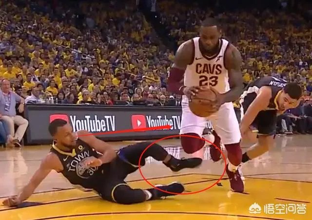 总决赛G2,明明是库里阻挡詹姆斯犯规，为什么裁判给了泰伦卢技术犯规？