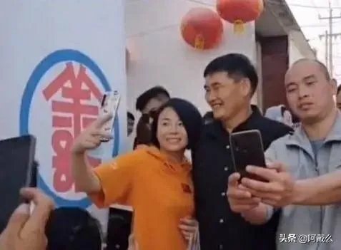 大衣哥家门被踹、村民借钱不还，他为什么还不离开农村？