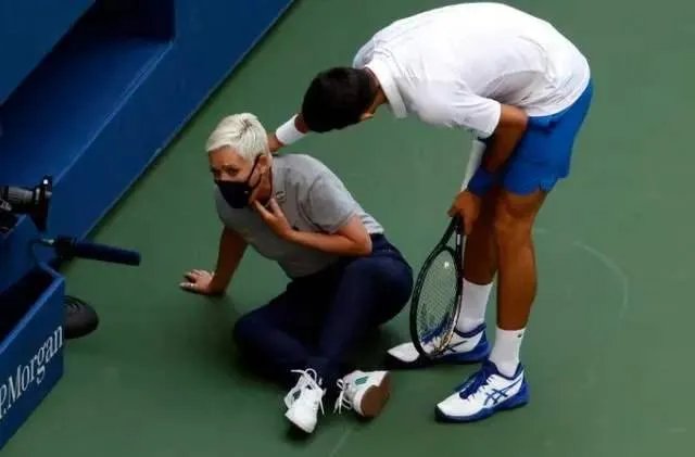 明明是无意击中底线女线审，裁判直接将德约科维奇美网资格取消，这个处罚符合规则么？