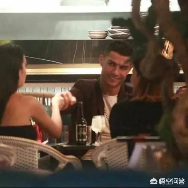 C罗花2.7万镑点两瓶红酒请女友吃饭，有人猜测其好事将近，求婚已成功，对此你怎么看？