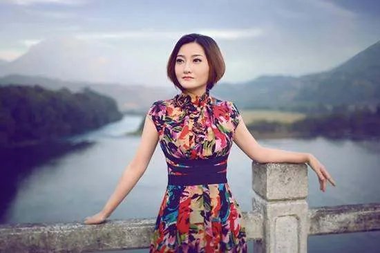 云菲菲唱的那首叫什么雪的歌怎么打?