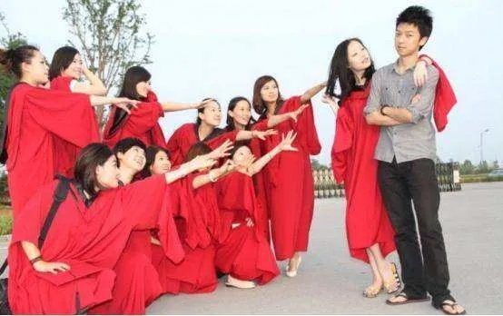 盘点小花毕业照，郑爽半截眉毛变路人，娜扎食堂吃饭戴墨镜，你认得出来吗？