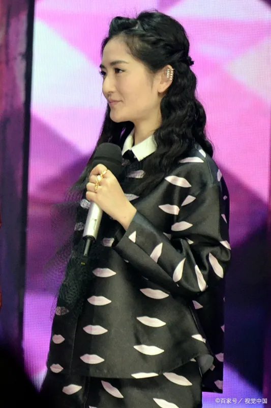 谢娜挺孕肚回归《快本》，你觉得这次回归她的状态如何？