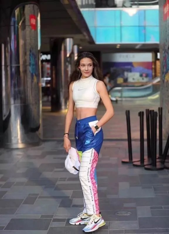 谷爱凌夺得女子大跳台的冠军，她取得冠军后是什么反应？