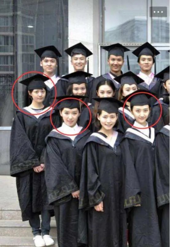 盘点小花毕业照，郑爽半截眉毛变路人，娜扎食堂吃饭戴墨镜，你认得出来吗？