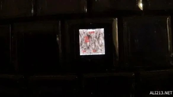 厉害了我的哥！大神用键帽当显示器玩《Doom 2》 