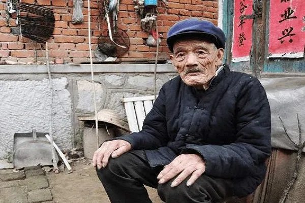 100岁奶奶贴脸陪伴98岁爷爷，这是爱情吗？