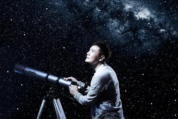 张信哲的《白月光》MV，真的有鬼影出现吗？