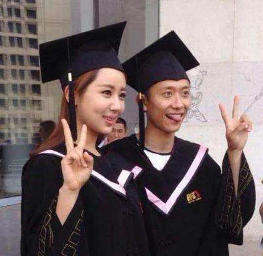 盘点小花毕业照，郑爽半截眉毛变路人，娜扎食堂吃饭戴墨镜，你认得出来吗？