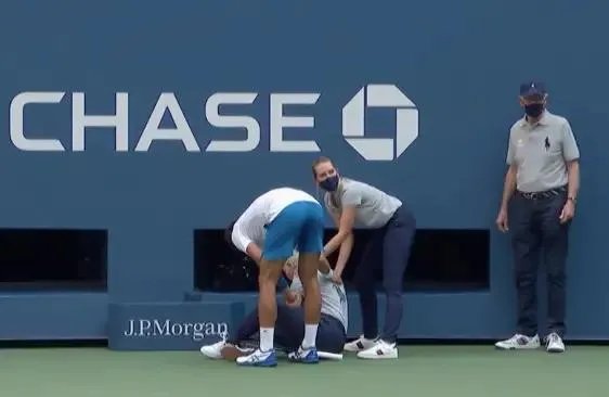 明明是无意击中底线女线审，裁判直接将德约科维奇美网资格取消，这个处罚符合规则么？